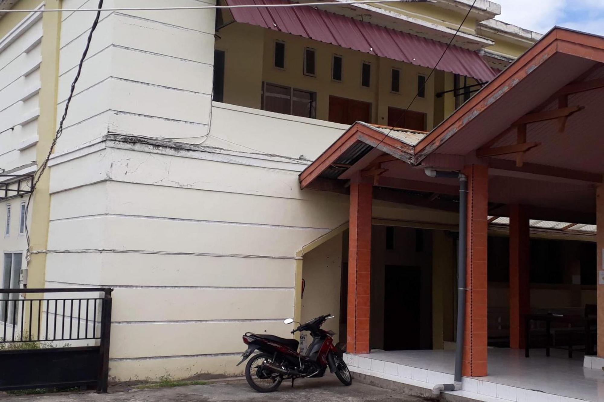 Oyo 94112 Homestay Ananda Luwuk Exterior foto